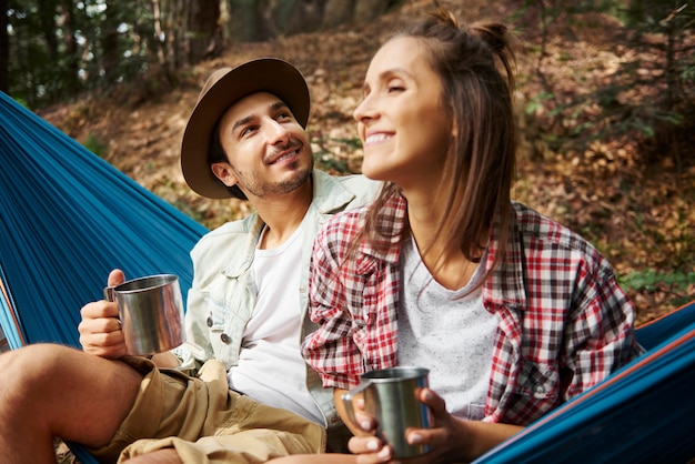 Couple détente dans un hamac dans la forêt