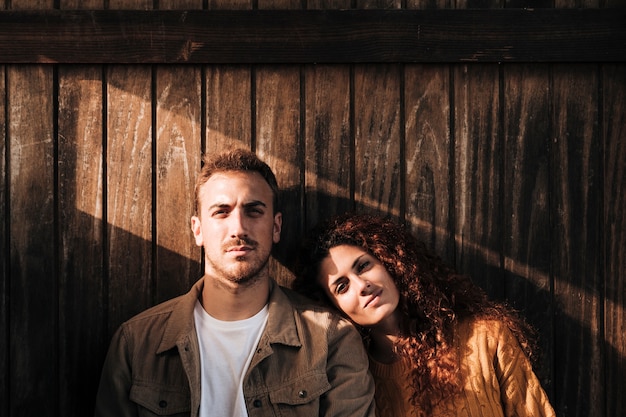 Couple de détente avec fond en bois