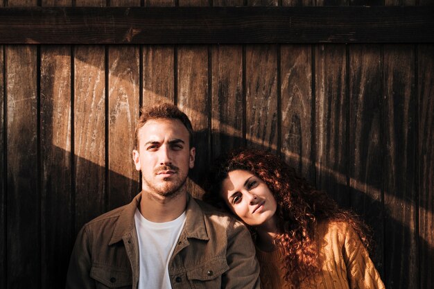 Couple de détente avec fond en bois