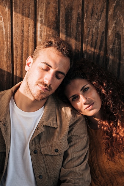 Couple de détente avec fond en bois