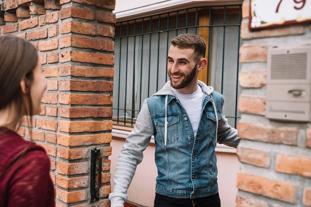 Couple devant la maison