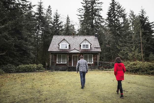 Couple, direction, forêt, cabane