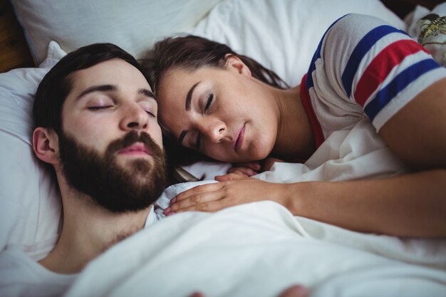 Couple, dormir ensemble, sur, lit