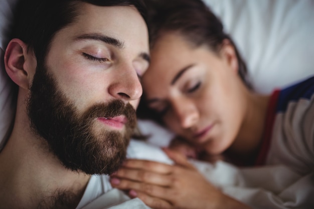 Couple, dormir ensemble, sur, lit