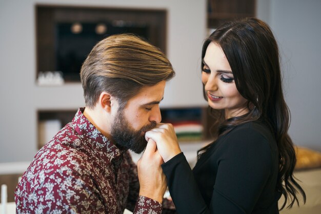 Couple doux amoureux posant joyeusement