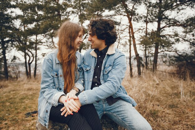 couple doux et élégant, assis dans le parc en automne