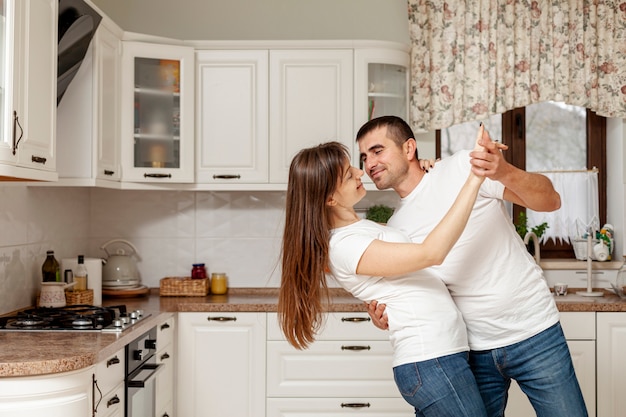 Couple drôle dansant dans la cuisine