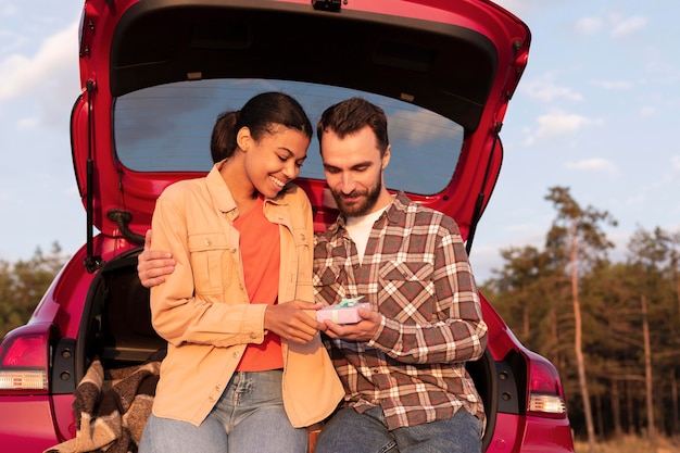 Photo gratuite couple échangeant des cadeaux lors d'un voyage