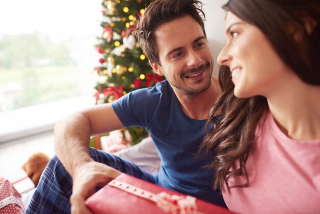 Couple échangeant leurs cadeaux de Noël