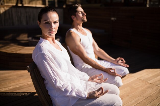 Couple effectuant le yoga en vacances de safari