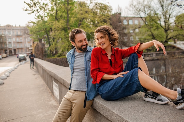 Couple élégant amoureux assis dans la rue en voyage romantique