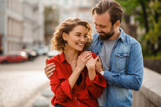 Couple élégant amoureux assis dans la rue en voyage romantique