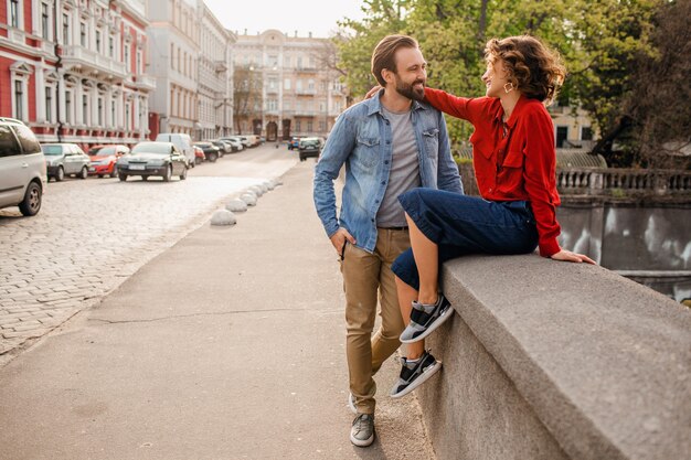 Couple élégant amoureux marchant embrassant dans la rue en voyage romantique