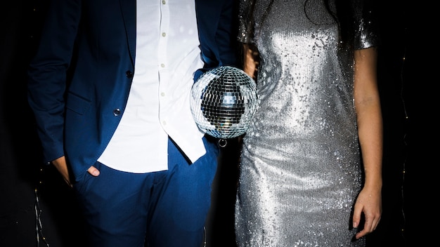 Photo gratuite couple élégant avec boule disco