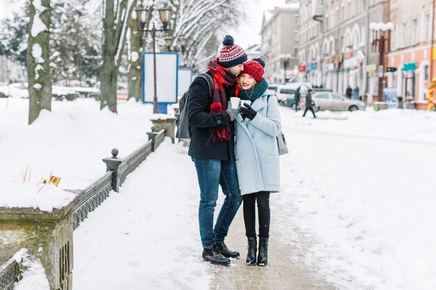 Couple élégant avec un café dans la ville d&#39;hiver