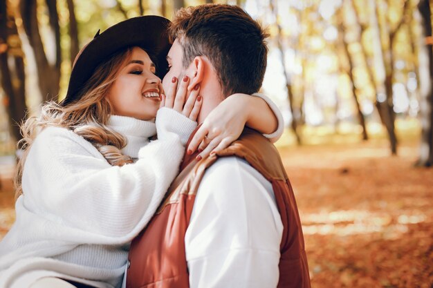 Couple élégant Dans Un Parc D'automne Ensoleillé