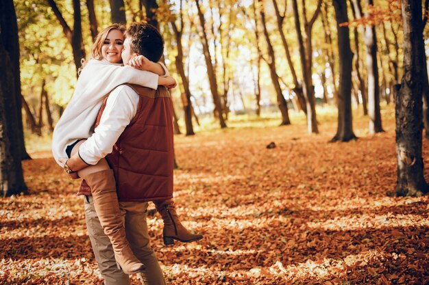 Couple élégant dans un parc d&#39;automne ensoleillé