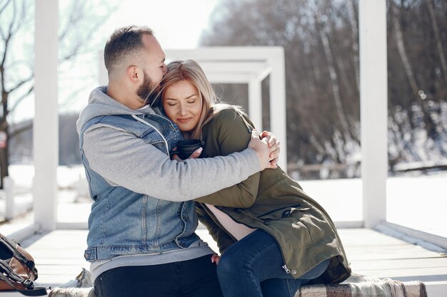 Couple élégant dans un parc d&#39;hiver