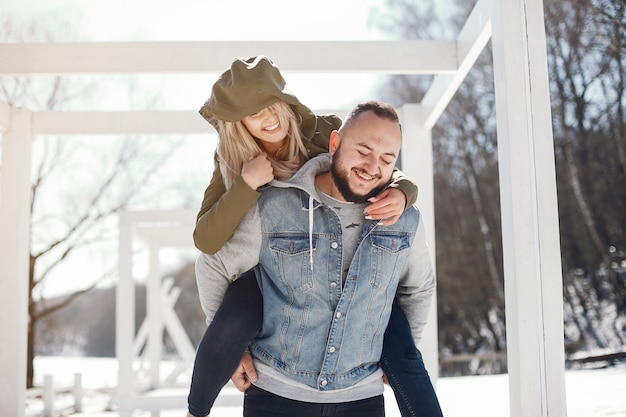 Couple élégant dans un parc d&#39;hiver