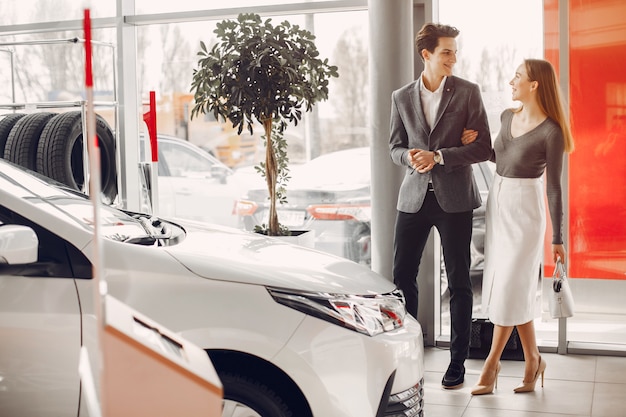 Couple élégant dans un salon de voiture