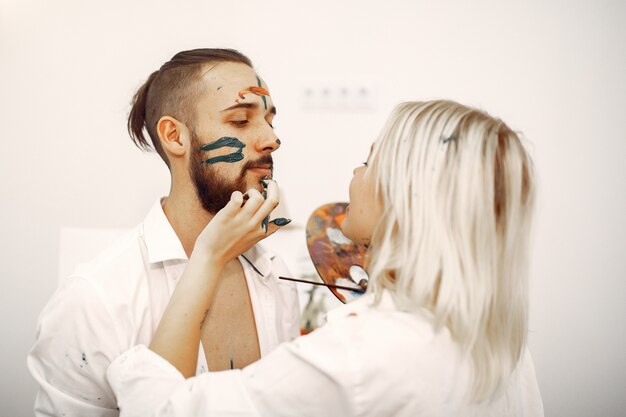 Couple élégant dessine dans un studio d'art