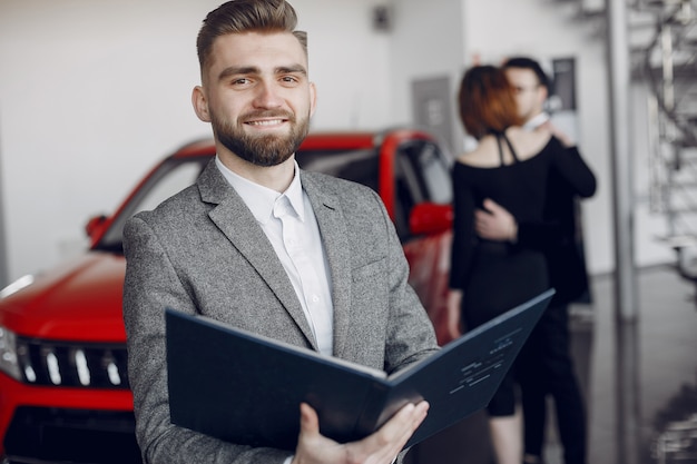 Couple élégant et élégant dans le salon de l&#39;automobile