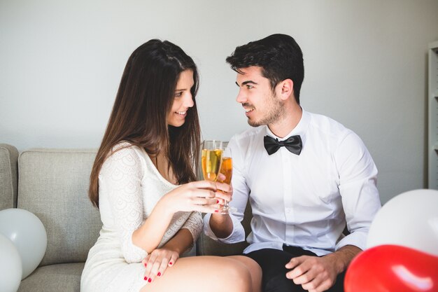 couple élégant grillage avec quelques champelegant grillage avec verres de champagne glassesagne