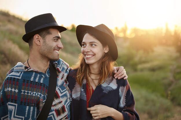 Couple élégant avec guitare sur terrain