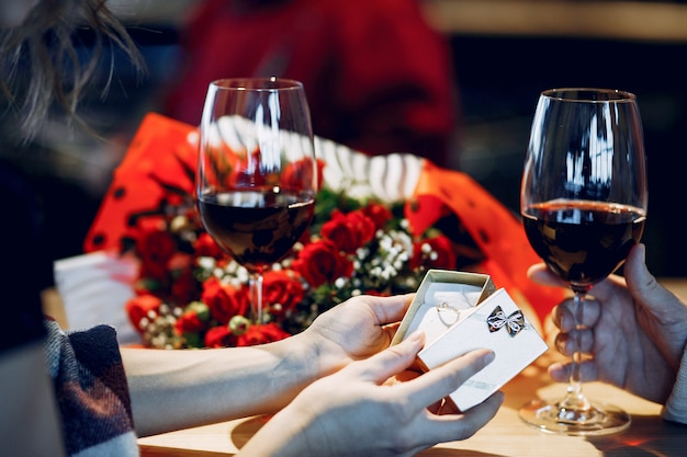 Couple élégant passe du temps dans un restaurant