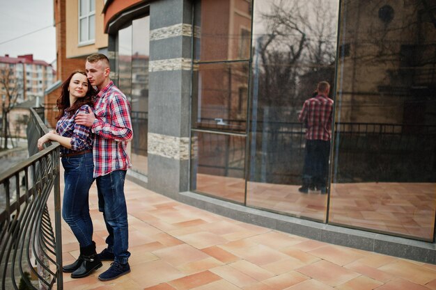 Couple élégant porter sur chemise à carreaux amoureux ensemble