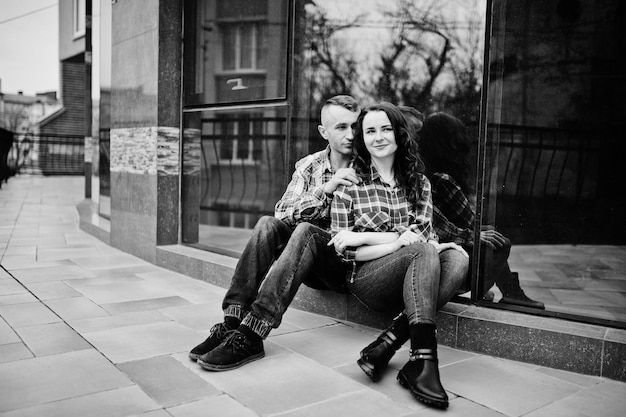 Couple élégant porter sur chemise à carreaux amoureux ensemble