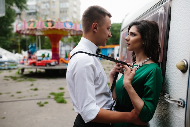 couple élégant regardant les uns les autres