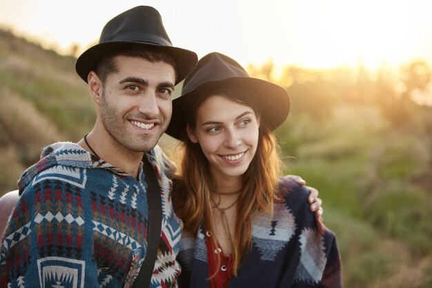 Couple élégant sur terrain au coucher du soleil