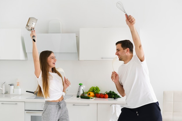 Couple, élevé, angle, cuisine