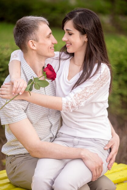 Couple embrassant sur banc