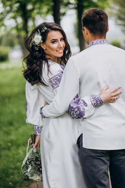 Photo gratuite couple embrassant dans la forêt