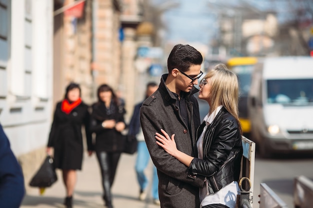 Couple embrassant sur la rue