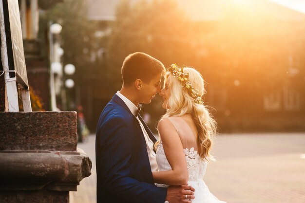 Couple embrasser au coucher du soleil