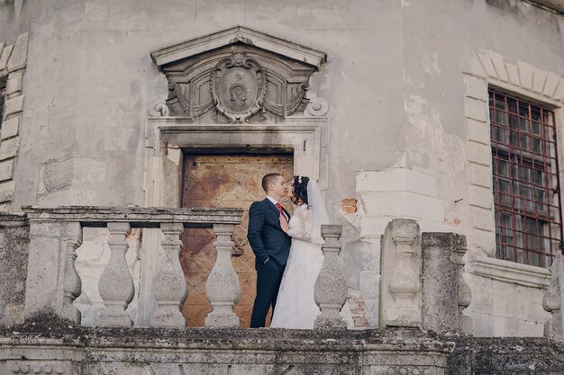 Couple embrasser devant l&#39;église