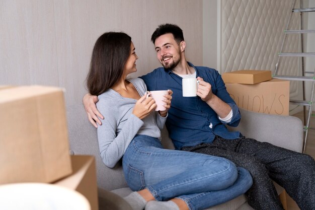 Couple emménageant dans leur nouvelle maison