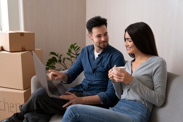 Photo gratuite couple emménageant dans leur nouvelle maison