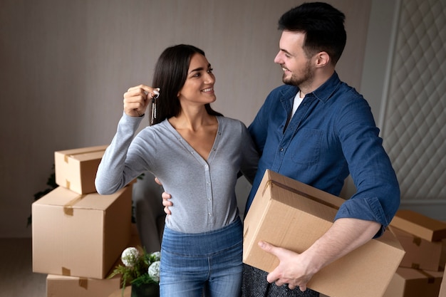 Couple emménageant dans leur nouvelle maison