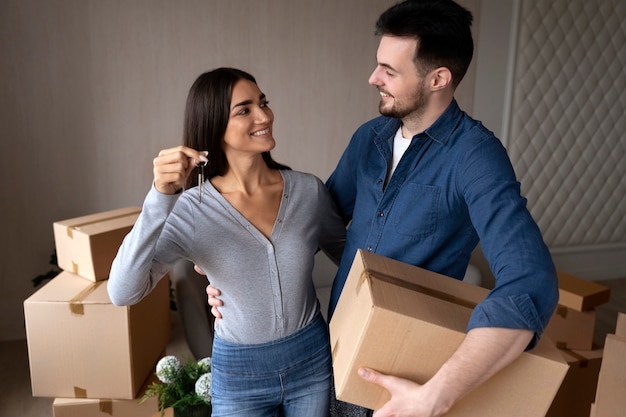 Couple emménageant dans leur nouvelle maison