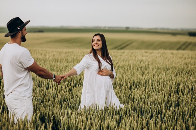 Couple enceinte, attendant un bébé