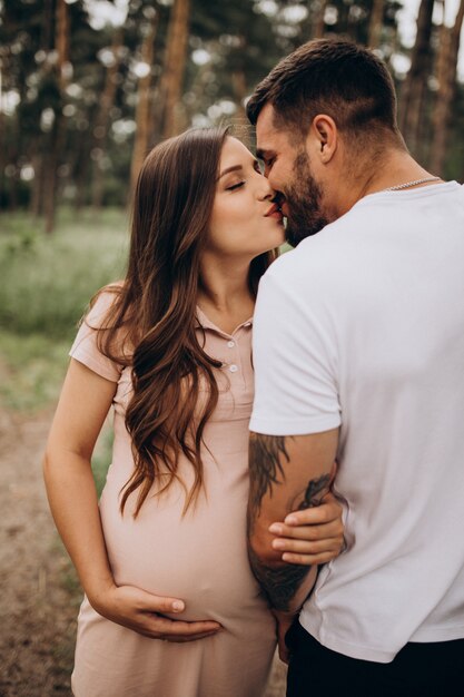 Couple enceinte, attendant un bébé