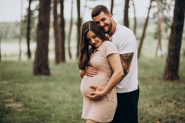 Couple enceinte, attendant un bébé