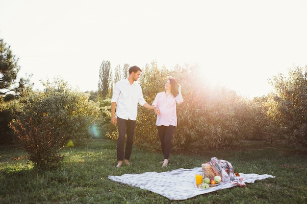 Couple enceinte, sur, pique-nique