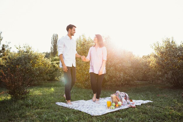 Couple enceinte, sur, pique-nique