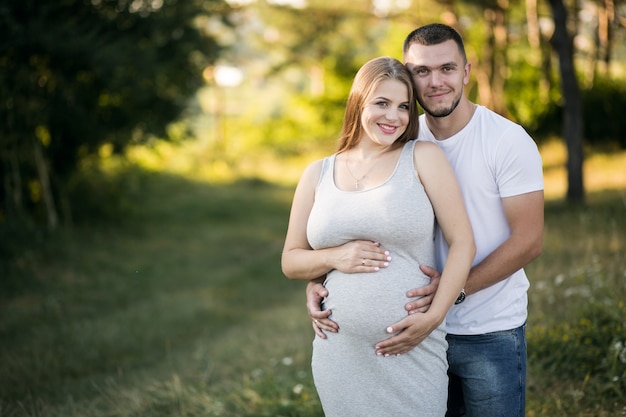 Photo gratuite couple enceinte