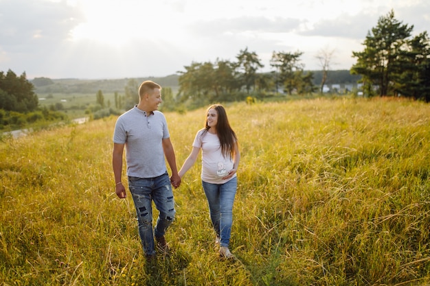 un couple enceinte